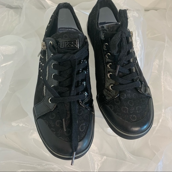 Guess Black Monogram zipper an d Leather Accent Flat Shoe! Size 10M - Picture 2 of 10